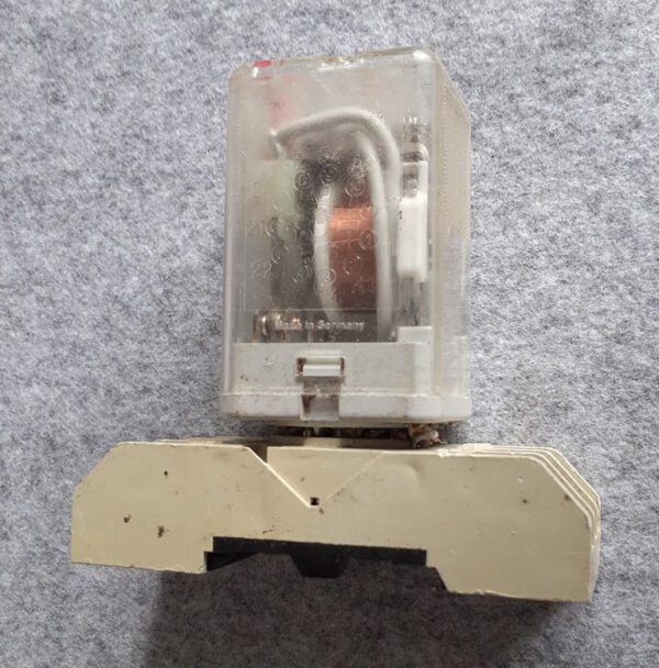 Kuhnke relais, spoelspanning 220 Volt AC