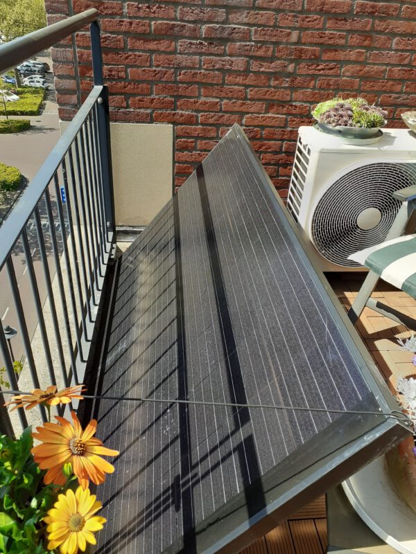 Zonnepaneel opstelling op een balkon